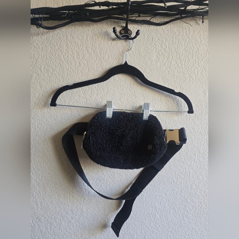 lululemon athletica Midnight black fleece everywhere belt bag